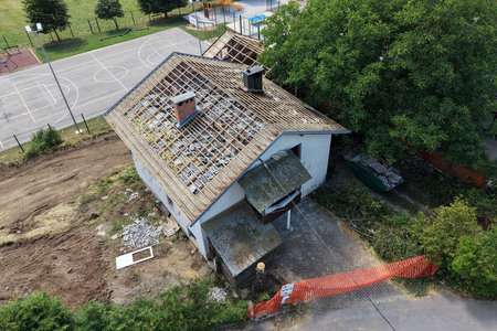 BEGUNJE ZAČETEK RUŠENJA HIŠE PRI POŠ BEGUNJE 02 FOTO LJUB VUKELIČ